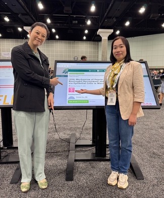 Ting Chen, MD, and Chenjie Hou, MD, with their digital poster