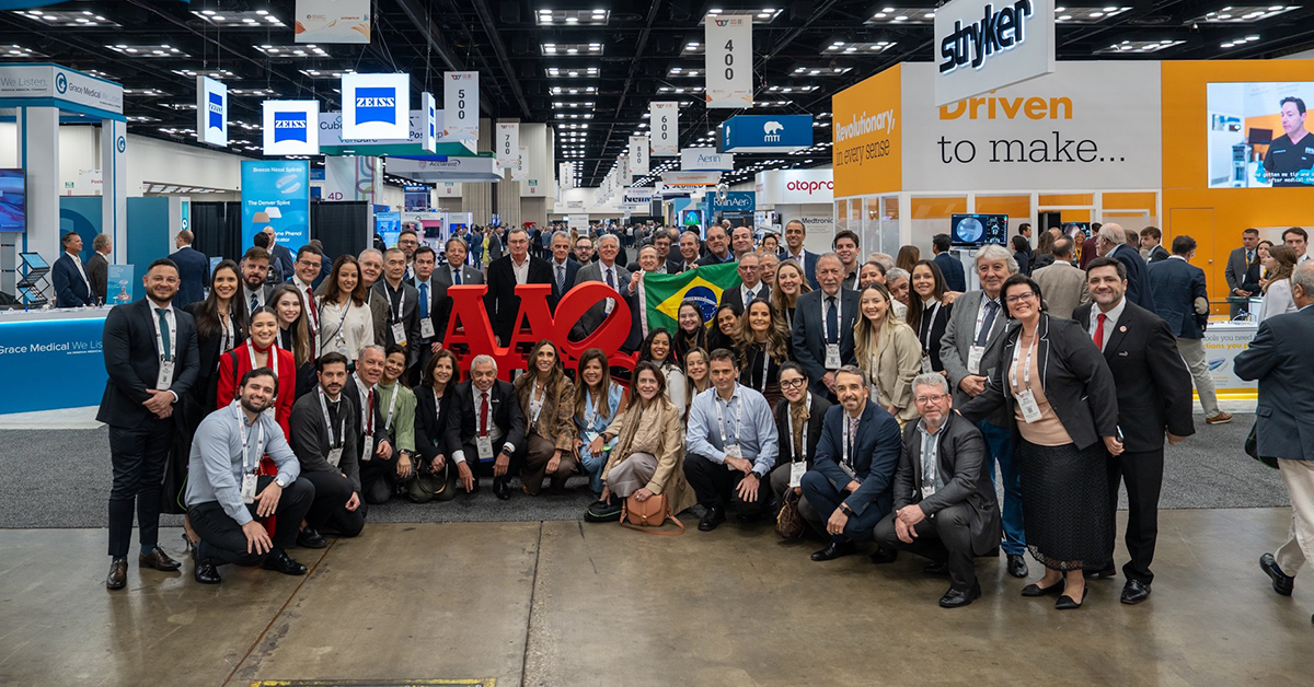 Group photo of Brazilian otolaryngologists in expo hall