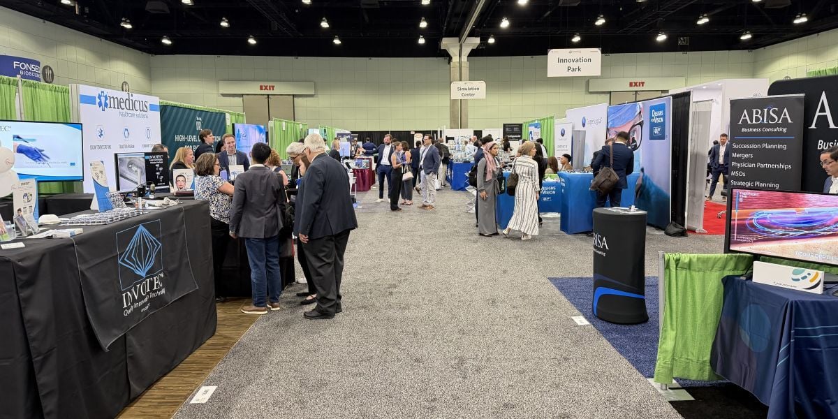 Attendees and exhibitors in the OTO EXPO. 